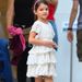 Suri kislányos fehér ruhában látogat múzeumot 2012 augusztusában.