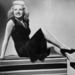 Betty Grable az 1941-es  'I Wake Up Screaming' című filmet promotálja feketében.
