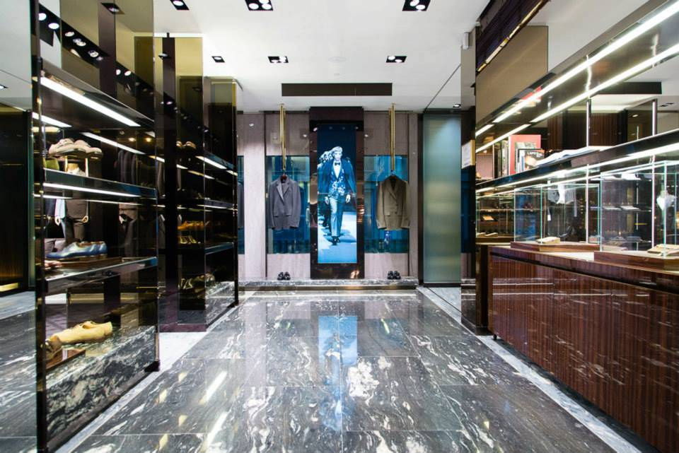 A Versace boltja meglepően letisztult.