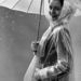 1941: Mimi Berry szintetikus anyagú esőruházatban áll modellt