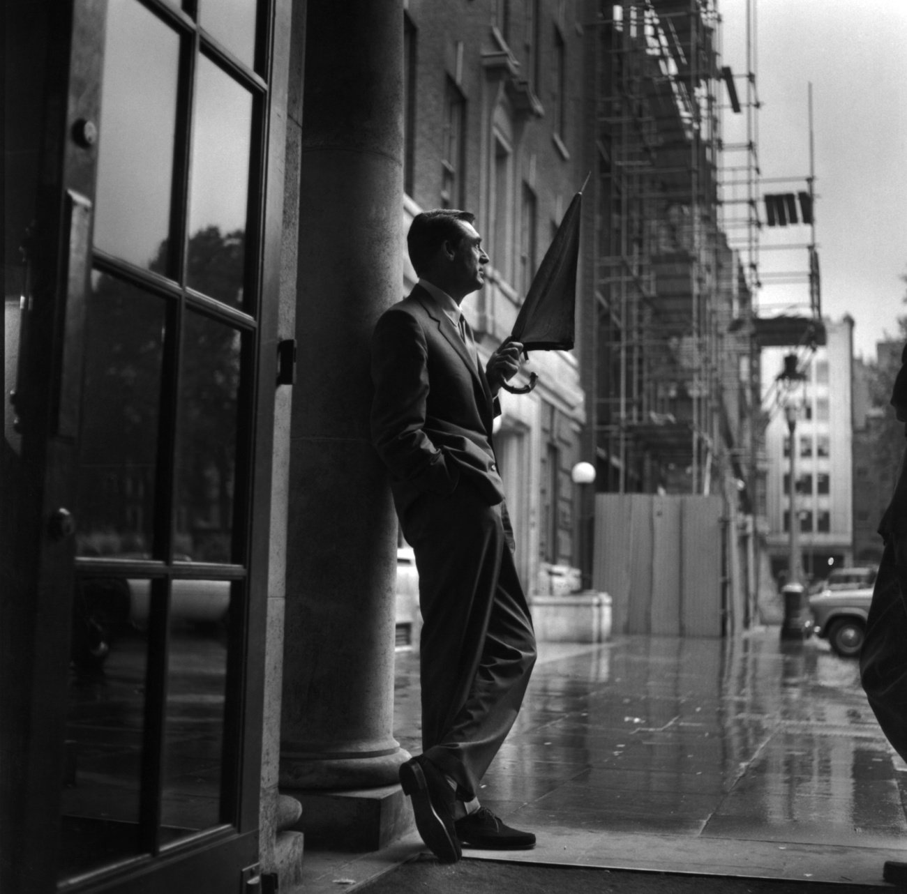 Cary Grant ernyővel. Elég dögös, pedig nem is filmjelenet.