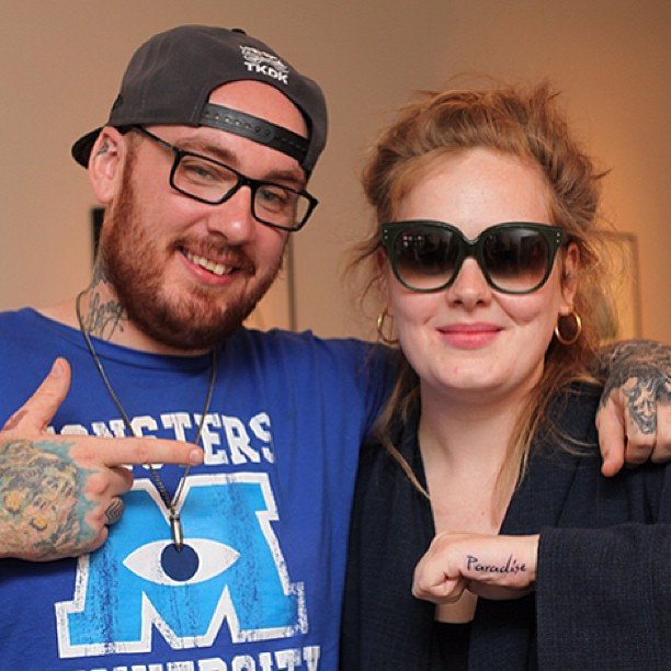 Az énekesnő ugyanis első albumának címét már rég magán hordja. Ciki, hogy Adele lemásolta tetoválását, vagy ön szerint nem is másolt? Esetleg másolt és nem ciki?