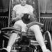 A negyvenes években már rendelkezésre álltak olyan fogyasztó szalonok, ahol mindenféle súlycsökkentő kezelést ki lehetett próbálni, köztük az a fém görgőkkel felszerelt széket is, amin testmasszírozás közben akár kötögetni is lehetett.