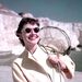 Audrey Hepburn 1951-ben hálóval a vállán mosolyog a Rottingdean-i strandon, Angliában  