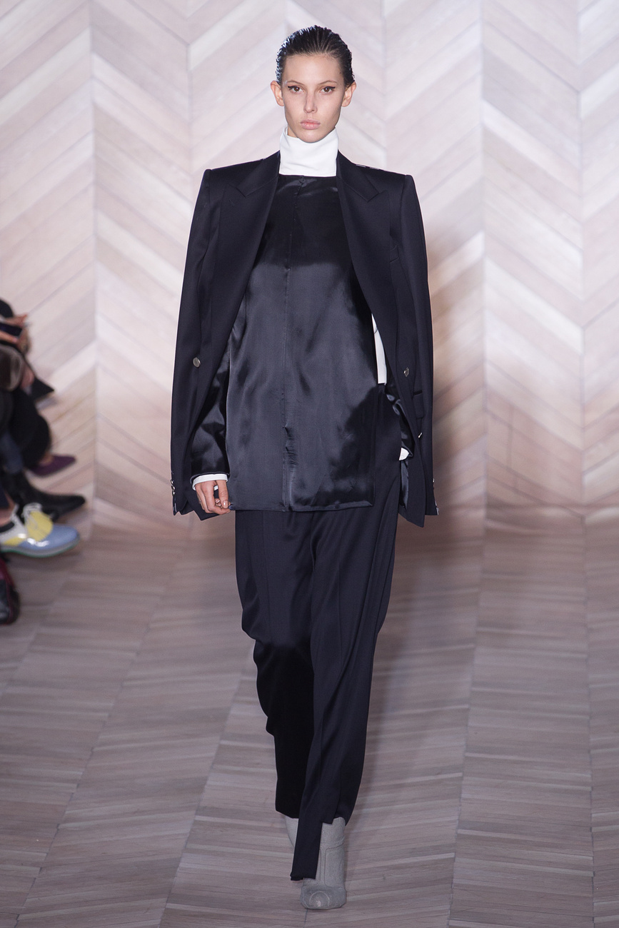 Renato Balestra F/W 2013-2014 Haute Couture: az olasz divat szervezet, az AltaRomAltaModa illetve a római bőr-forgalmazó luxus cég elnöke, Silvia Venturini Fendi szerint is a társadalmi elmozdulást fejezték ki ruháikkal a tervezők.