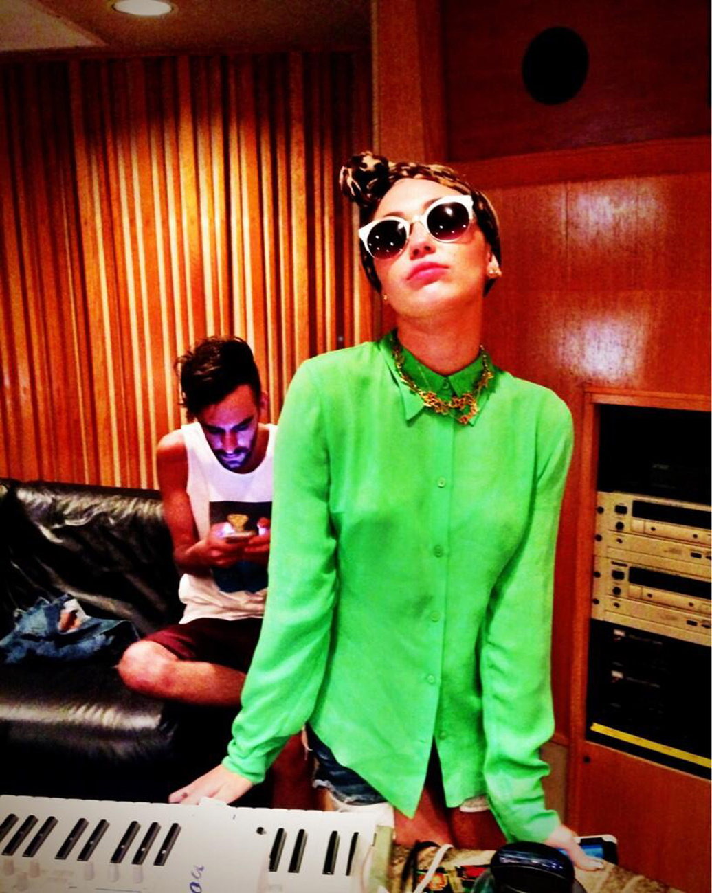 Miley Cyrus stúdiózás közben vett turbánt. 