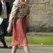 2011. július 30.: Anna lánya, Zara Phillips és Mike Tindall esküvőjére igyekszik pliszírozott szoknyában. Nézze meg a fejfedőt!  