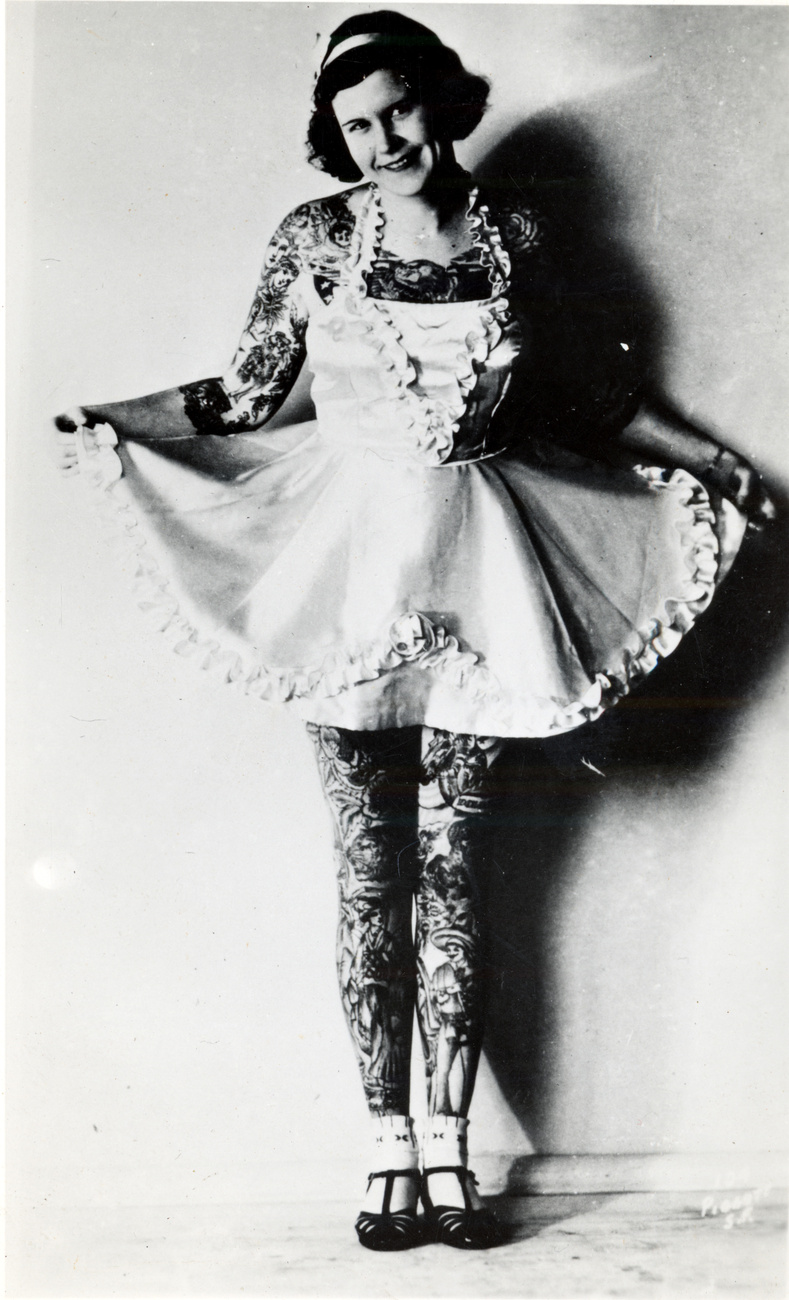 1935: Táncosnők körében is trendi volt a combtetkó