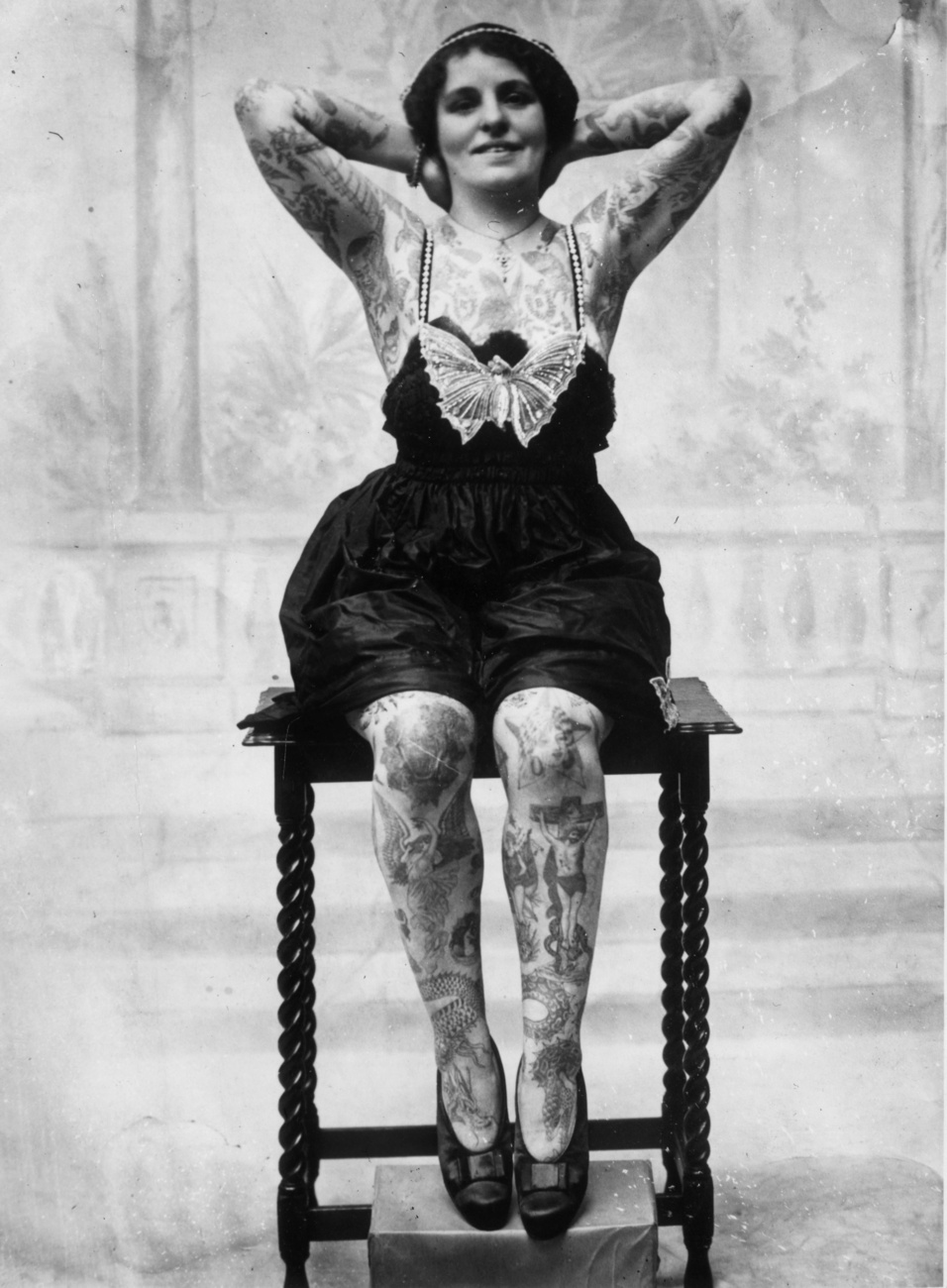 1935: Táncosnők körében is trendi volt a combtetkó