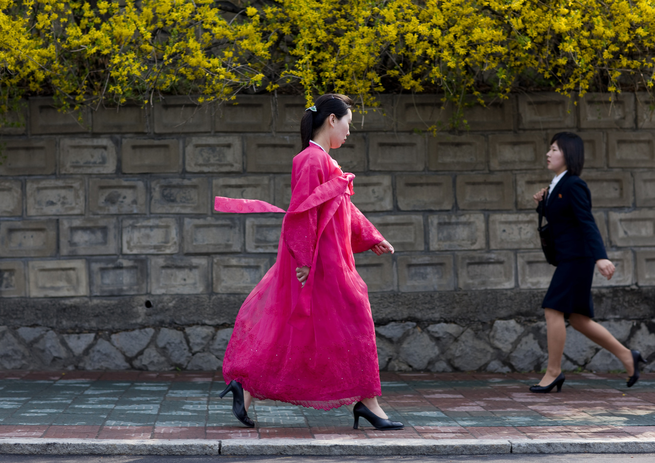 Rózsaszínben sétáló nő az Észak-Koreai Vogue-ban.