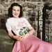 Deanna Durbin kanadai színésznő virágmintás felsőben és rózsaszín szoknyában 1955-ben.
