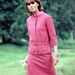 Joanna Lumley brit színésznő kétrészes pink kosztümben 1966-ban.
