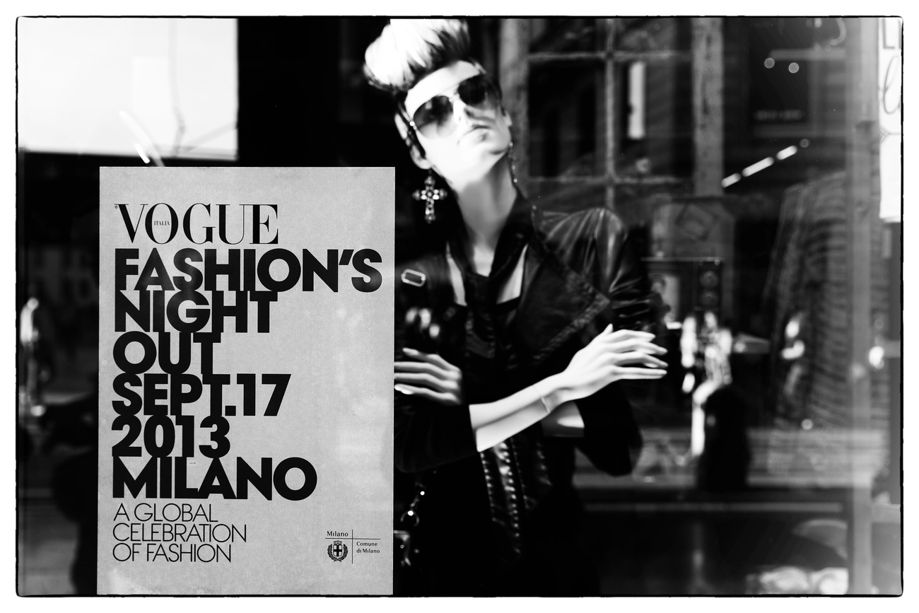 Vonulgat a tömeg Milánó belvárosában a Vogue Fashion's Night Out közben