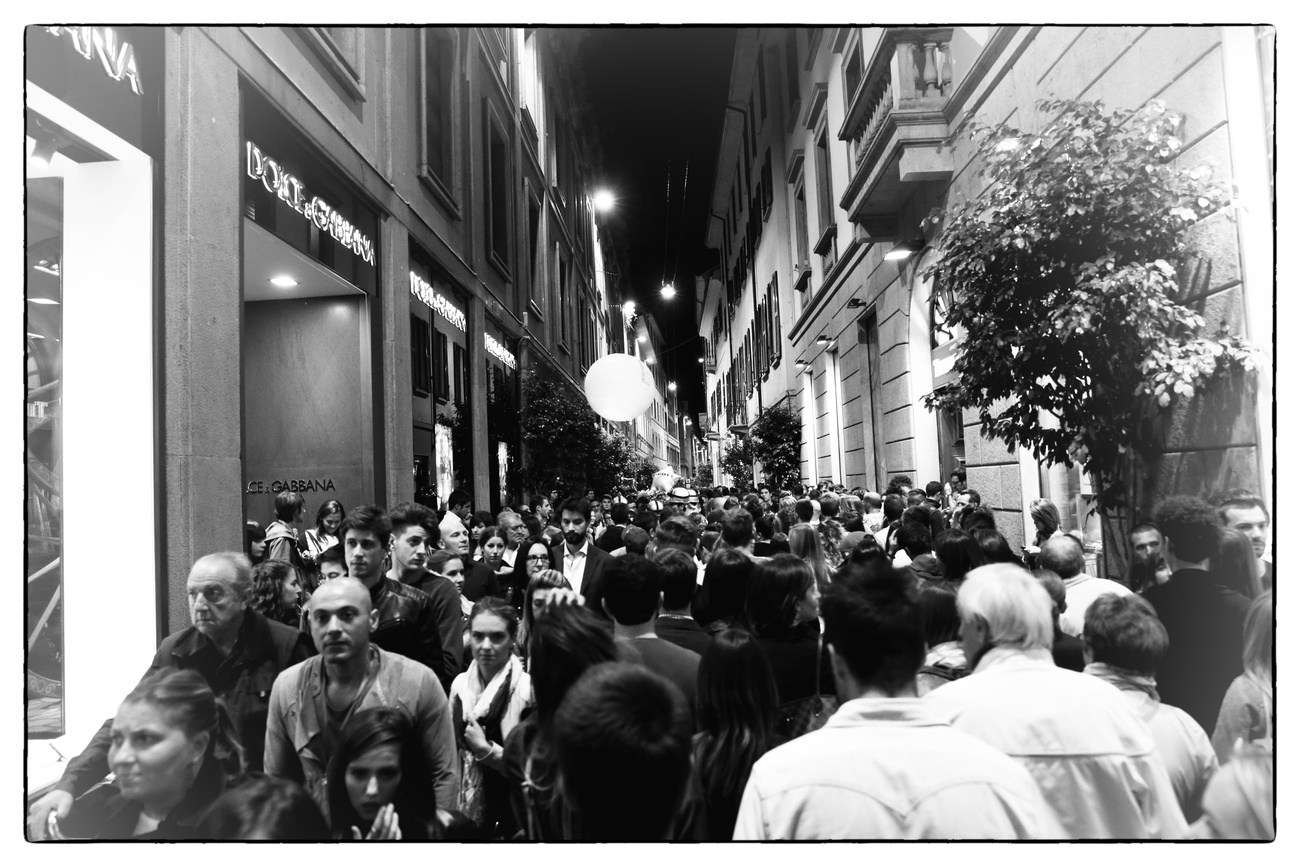 Vonulgat a tömeg Milánó belvárosában a Vogue Fashion's Night Out közben