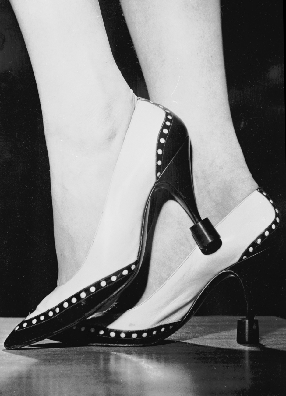 Egy hirdetőtábla az 1930-as évekből. Mindegyik cipő 8,75 dollárba került, és különleges párnázottságuknak köszönhetően nagyon kényelmes viseletnek számítottak - állítják.