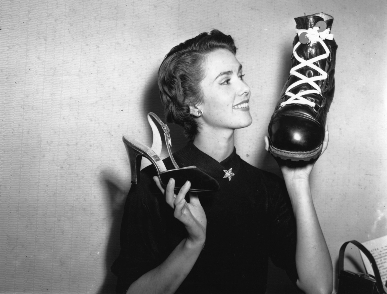 Egy hirdetőtábla az 1930-as évekből. Mindegyik cipő 8,75 dollárba került, és különleges párnázottságuknak köszönhetően nagyon kényelmes viseletnek számítottak - állítják.