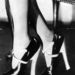 Azért régen is voltak nagyon magas sarkú cipők, ezt az impozáns darabot valamikor az 1920-as években fotózták le.