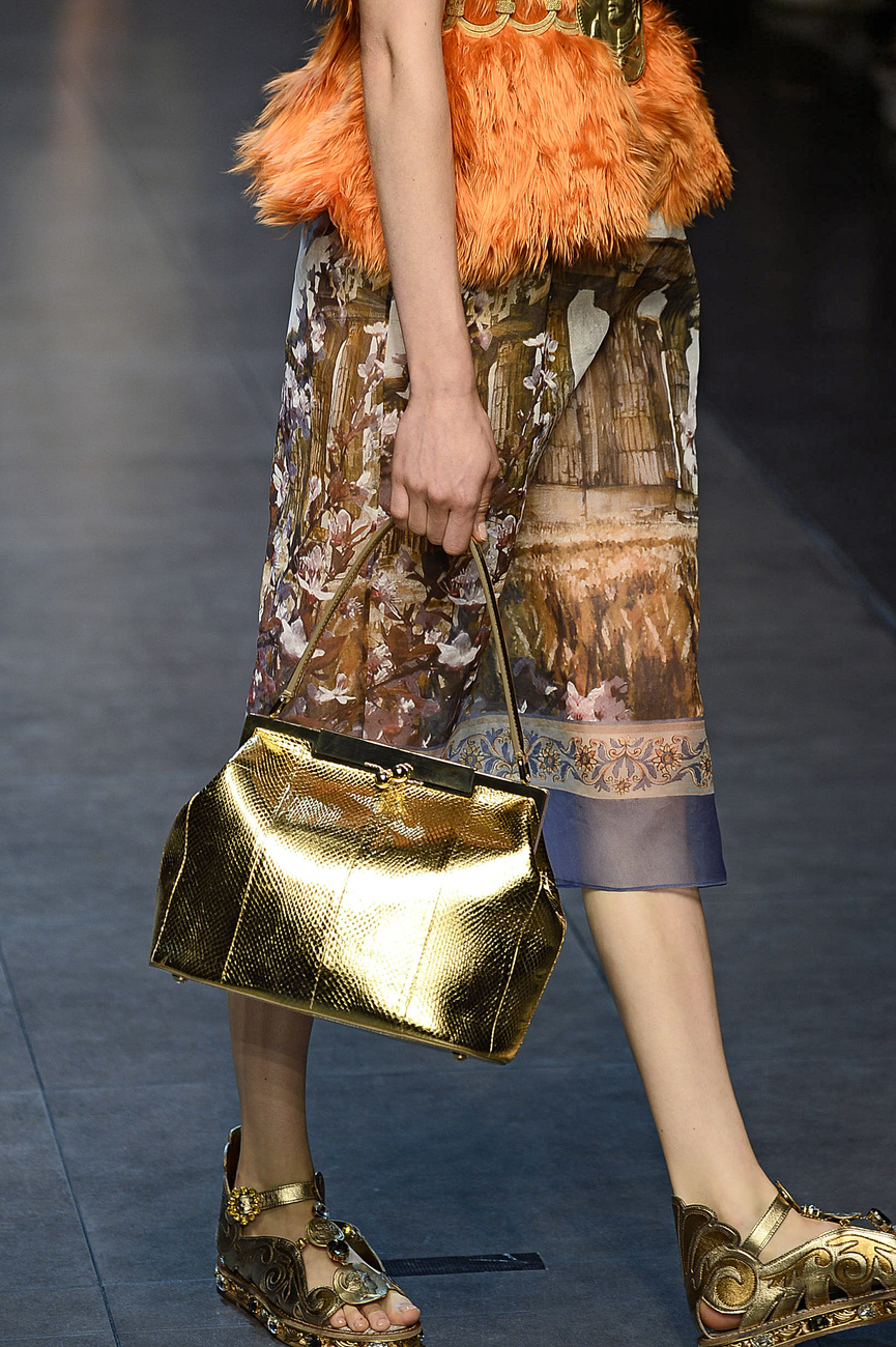 Arany táska saru-szerű aranycipővel.