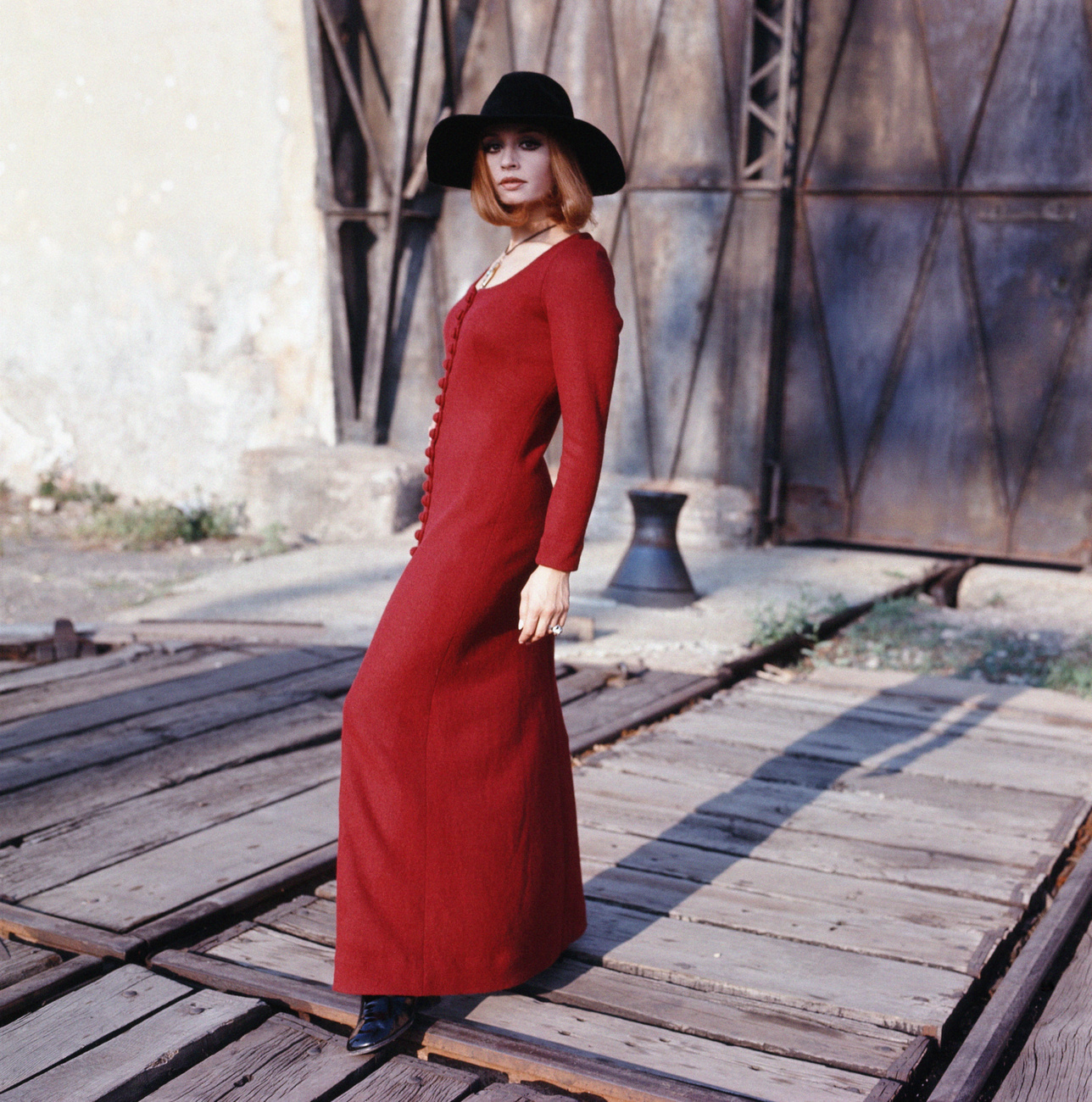 És végül, de nem utolsósorban egy fotó egy pirosruhás nőről 1944-ből. 