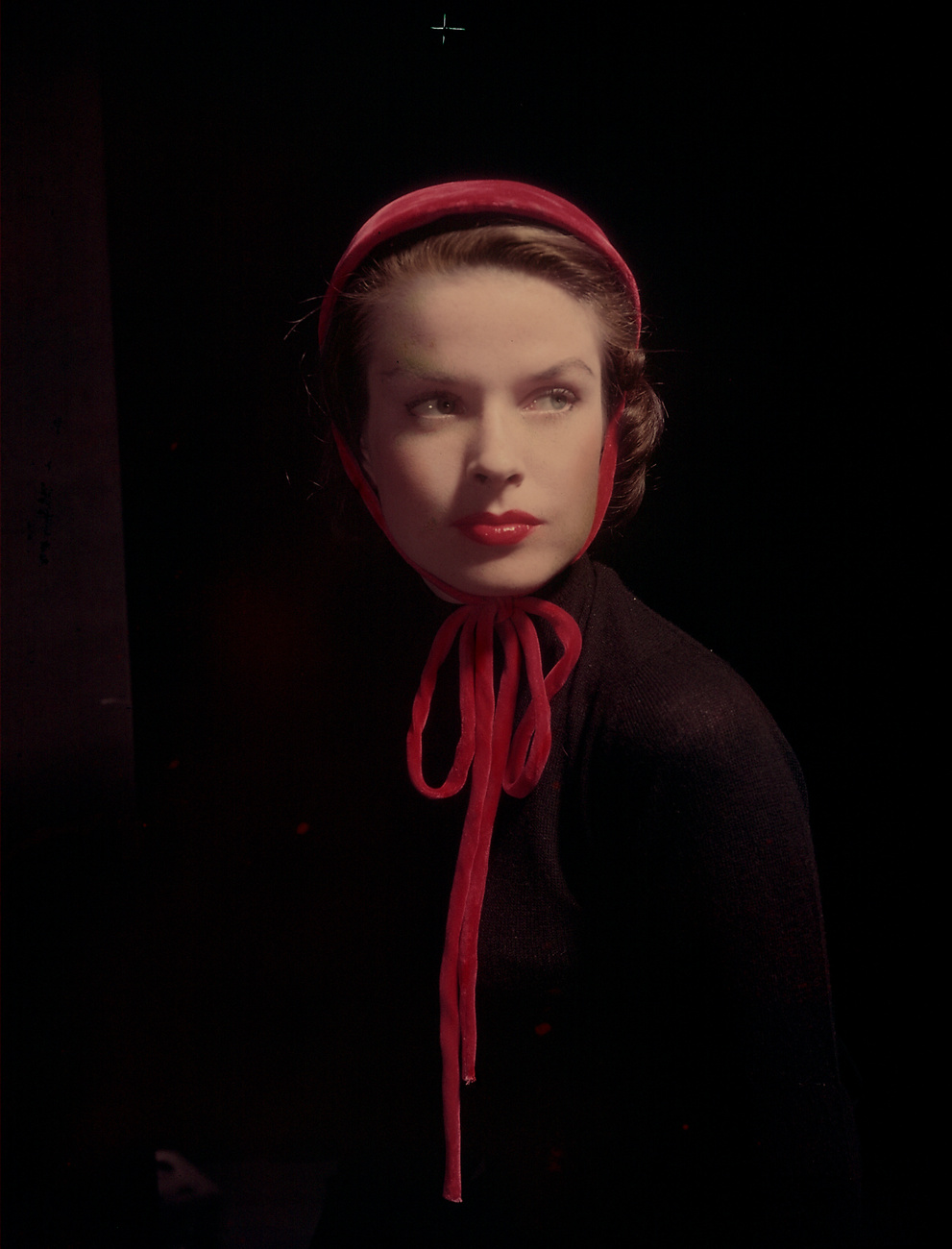 És végül, de nem utolsósorban egy fotó egy pirosruhás nőről 1944-ből. 