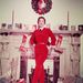 Karácsonykor legalább mindenki egy vörös ruhadarabot magára vesz. Jane Wyman színésznő nem érte be ennyivel 1955-ben, ő megalkotta a tökéletes ünnepi öltözéket. 