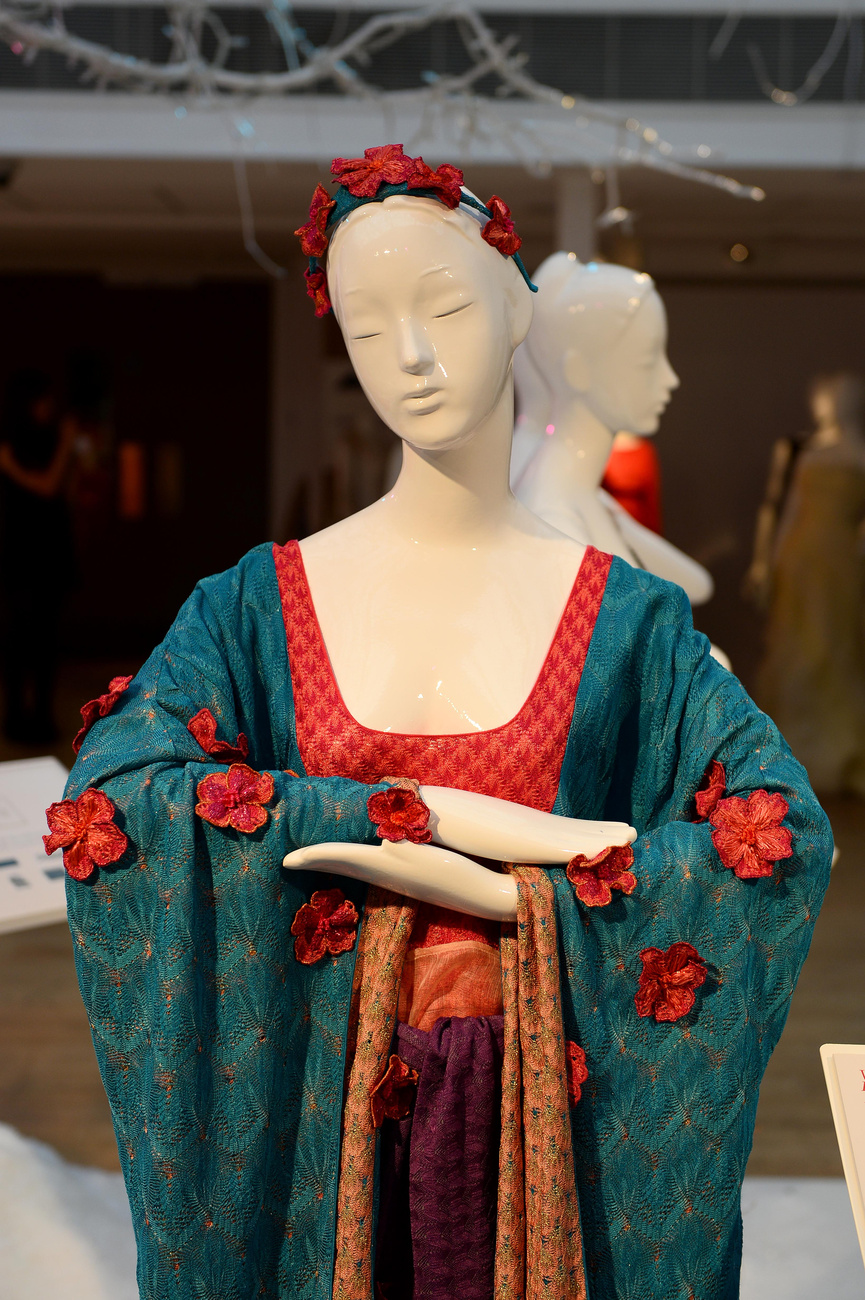 Hamupipőke klasszikus fazonú Versace ruhája tiarával.