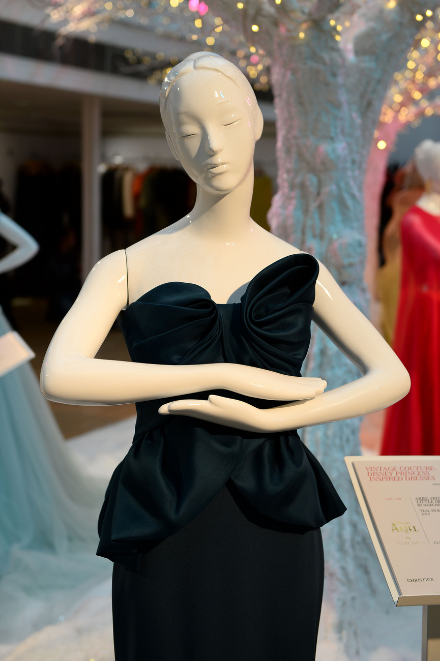 Hamupipőke klasszikus fazonú Versace ruhája tiarával.
