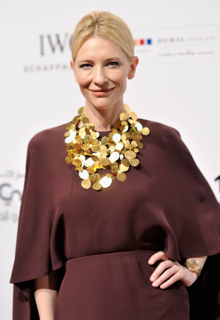 Az egyszerű ruhát Blanchett egy aranyszín kockatáskával és fekete, csillogó fülbevalókkal dobta fel a színésznő.