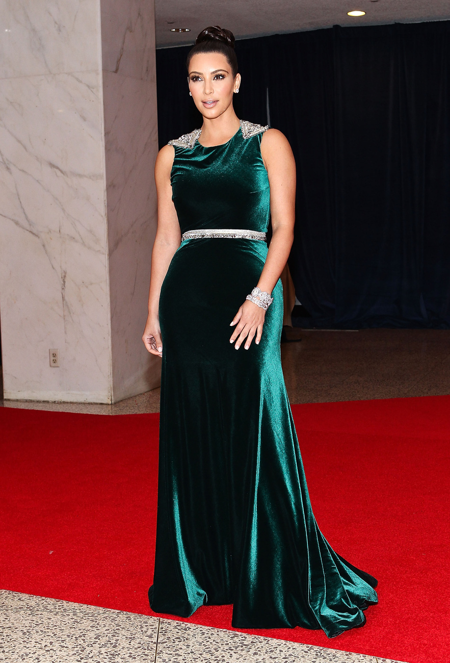 2012. május 4.: Kim Kardashian egy jótékonysági estre megy a Hollywood Roosevelt Hotelbe.