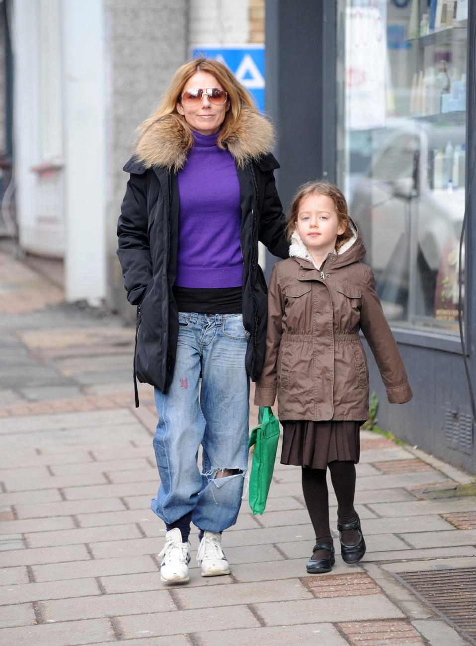 Marisa Tomei 49 évesen a fekete mini és egy színesebb bunda mellett döntött.