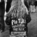 1994 október 23-án egy ilyen dzsekiben jelent meg az egyik tüntető Londonban. 