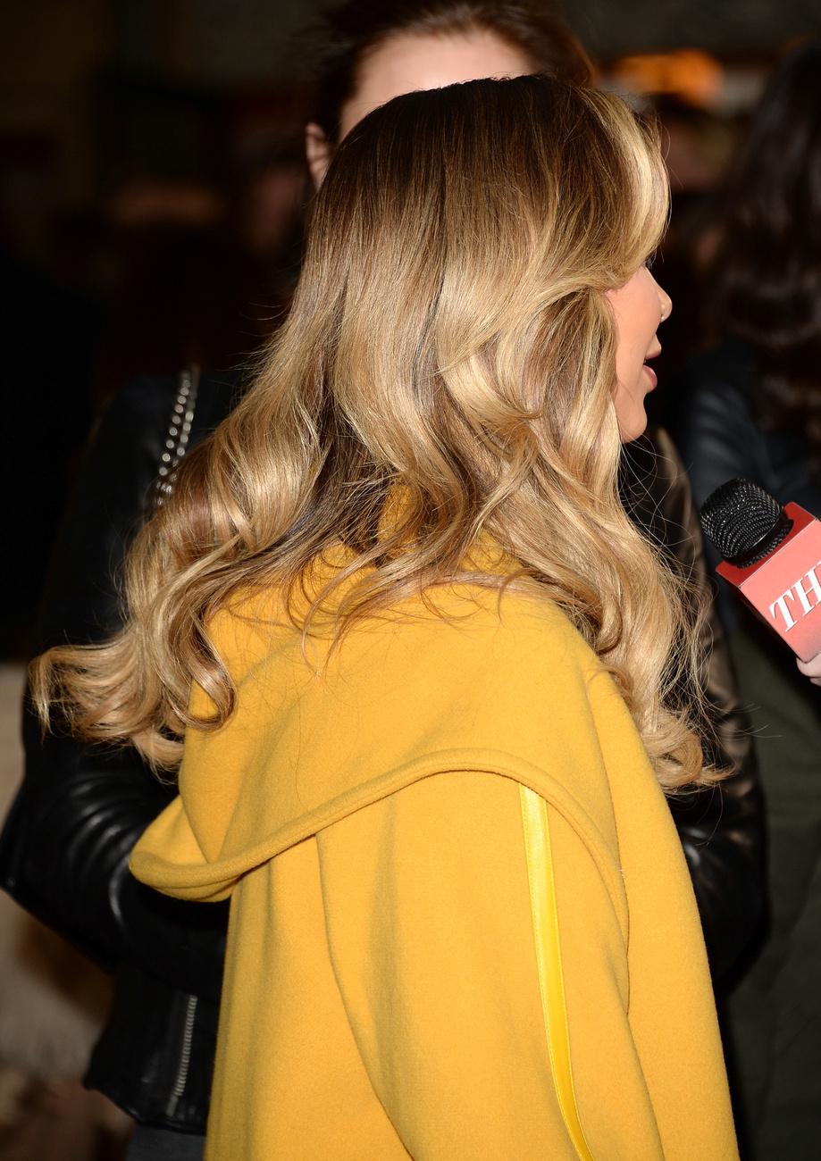 Ellie Goulding hamar elsajátította az idei divathetek legnépszerűbb frizuráját, az oldalra font copfot.