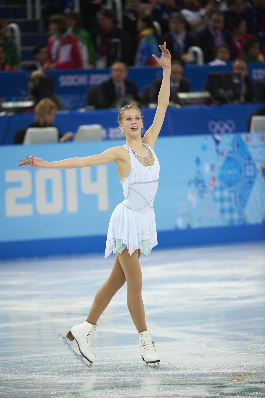 Adelina Sotnikova az oroszok bajnoka lett 17 évesen. A ruhája egyszerű, nem valami látványos.