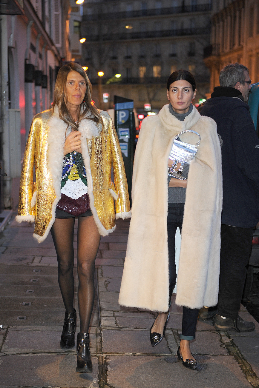 Anna Dello Russo és barátnője, Giovanna Battaglia éppen a Margiela showra sétálnak.
