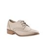 Bata: van Oxford-cipő is, 60 euro, 18700 forint.