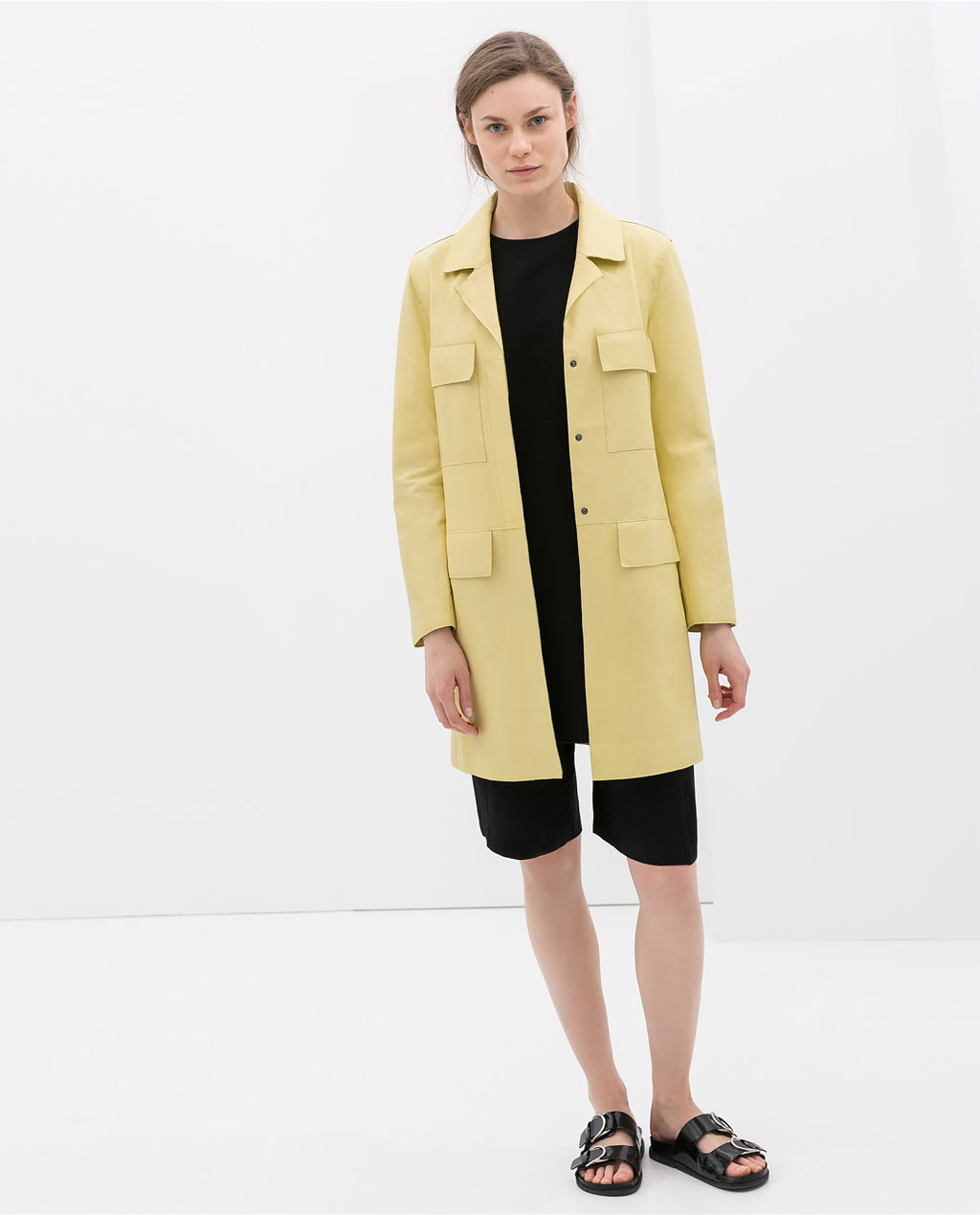 A H&M egy púderszín átmeneti kabáttal teszi le voksát a kabátvitában. 12990 forint.