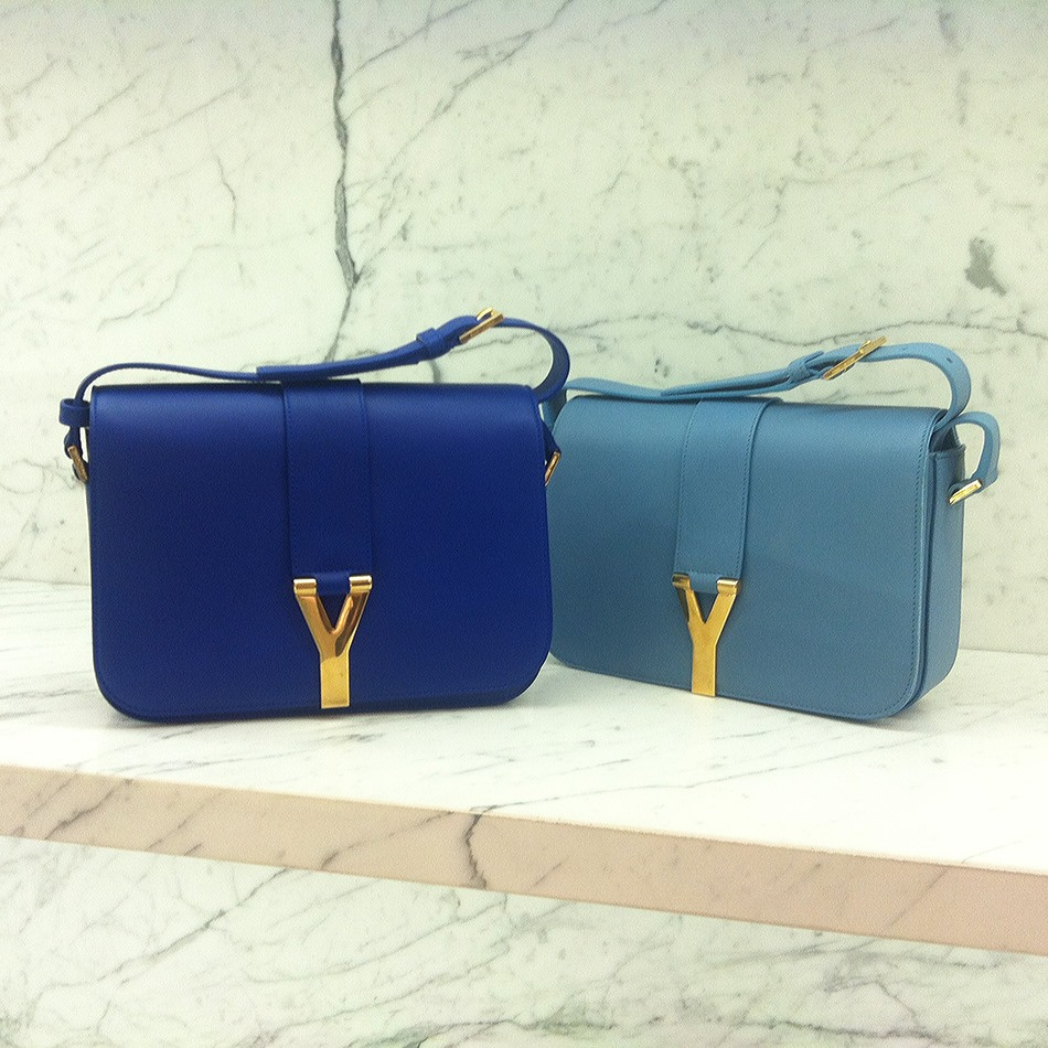 A Céline-ellátmánnyal sincs gond a luxusáruházban, pakoljon hitelkártyát. Egy uhyanilyen táska kék színben 447900 forint az Il Bacio di Stilében.
