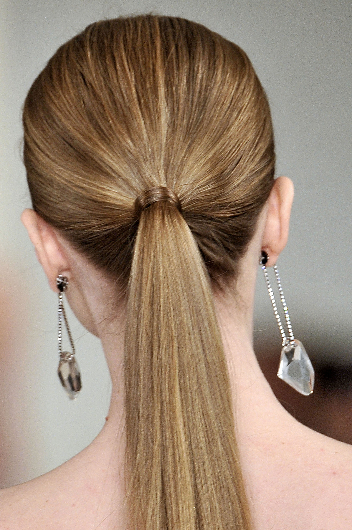 Diane von Furstenberg modelljei is kontyba fésült frizurával mutatták be a kollekciót.