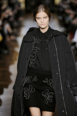 Diane von Furstenberg modelljei is kontyba fésült frizurával mutatták be a kollekciót.