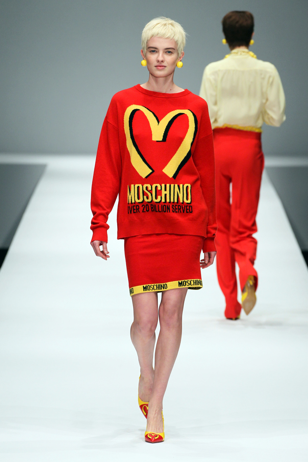 Katy Perry Chanel nyaklánccal és a francia divatházat idéző, de valójában a Moschino márka égisze alatt született táskával.