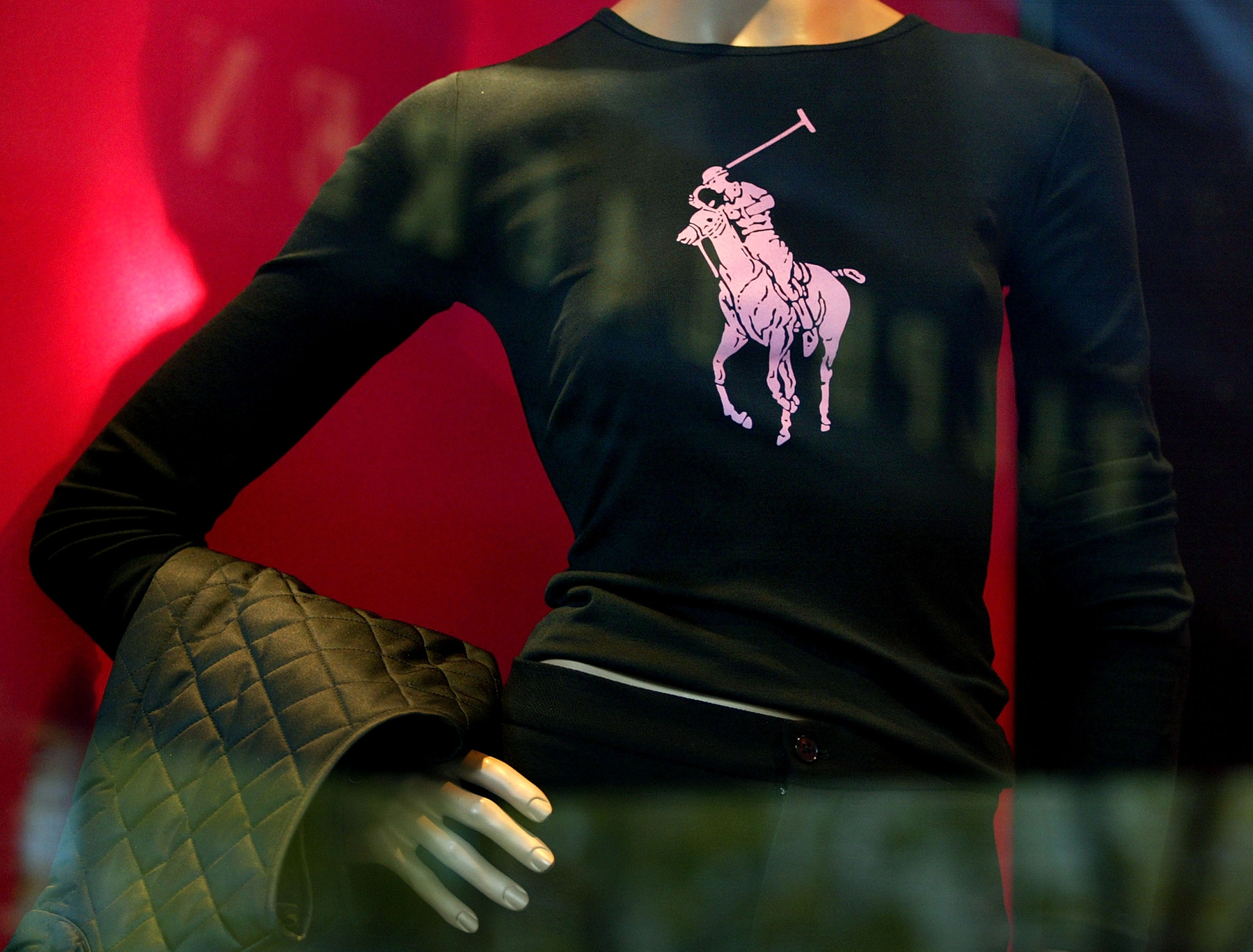 Ralph Lauren első női kollekcióját 1971-ben mutatta be, ami azért is fontos dátum a márka történetében, mert ebben az évben tűnt fel ruháin az ikonikussá vált lovaspólós logó is