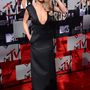 Rita Ora ultramélyen dekoltált Barbara Casasola ruhában jelent meg.