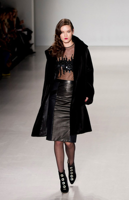 Pamela Roland 2014-es őszi-téli bemutatóján a modellnek kabát is jutott.