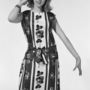 Patti Boyd modell úgy tesz ezen az 1962-ben készült képen, mintha egy kicsit szédülne. Talán túl sok lett volna számára a ruhája vibráló mintája?