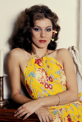 Anouk Aimée színésznő lánya, Manuela Papatakis a párizsi fotózás kedvéért egy pliszírozott ruhát öltött magára. Év: 1976