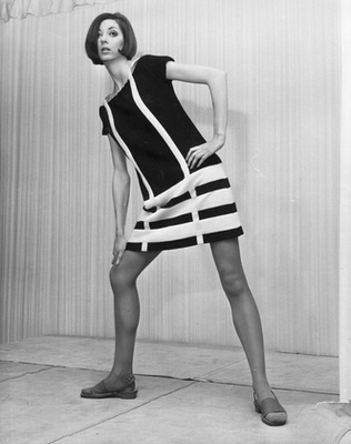 Az ápolónőből lett modell, Stevie Norbury kicsit alulöltözve rótta London utcáit 1968-ban a mellette élló úriemberhez képest. 