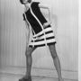 Amanda Dennis ebben a fura pózban mutatta be a Naka egyik dzsörzéruháját egy olaszországi kötöttáru bemutatón 1966-ban. 