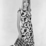 Patti Boyd egy ujjatlan, virágmintás Brilkie ruhát visel az 1964-ben készült fotón. Igen, az a Beatles A Hard Day's Night című albuma a kezében.