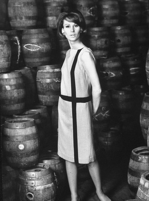 Az ápolónőből lett modell, Stevie Norbury kicsit alulöltözve rótta London utcáit 1968-ban a mellette élló úriemberhez képest. 