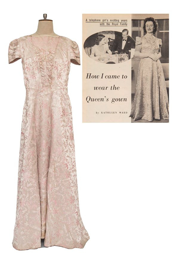 Ward és a ruha közös történetéről sajnos nem derül ki több a külföldi sajtóból, de aki megkaparintja az 1961-es cikket az árverésen, az mindent tudni fog arról, miért ajándékozta II. Erzsébet a telefonos kisasszonynak az értékes ruhát.